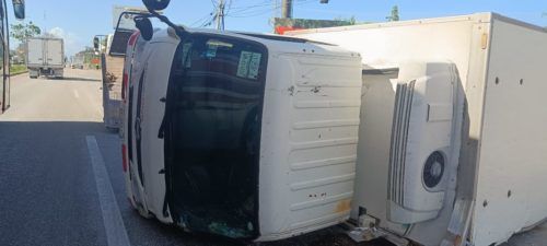 Chafirete voltea su camión por falta de pericia y exceso de velocidad