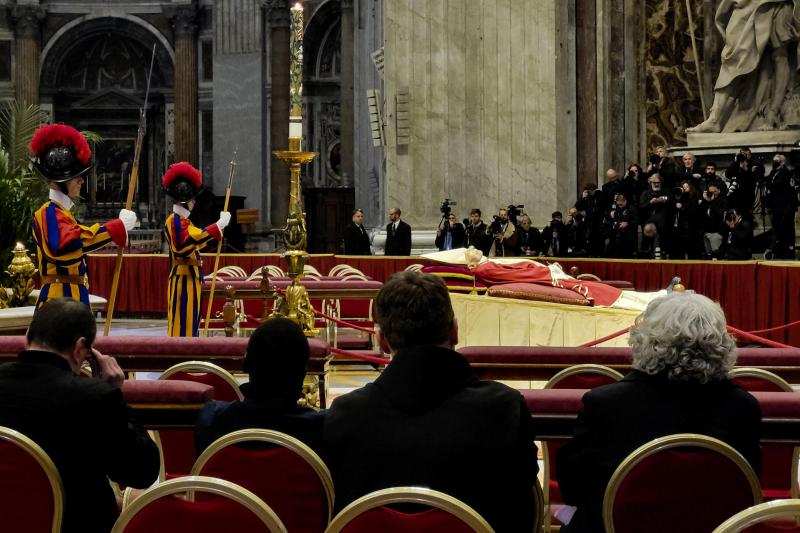 Benedicto XVI será enterrado en la antigua tumba de Juan Pablo II - benedicto-xvi-capilla-ardiente-1024x683