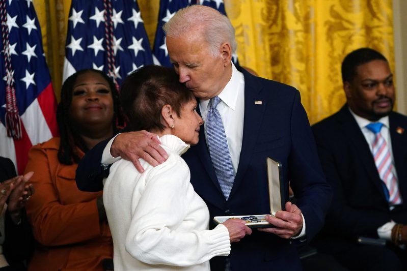 Biden honra a policías y funcionarios en aniversario de asalto al Capitolio. Foto de EFE