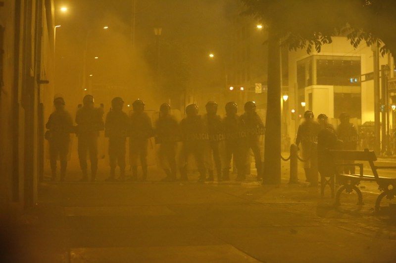 Incendio arrasa una casona en el centro de Lima, cerca de la Plaza San Martín