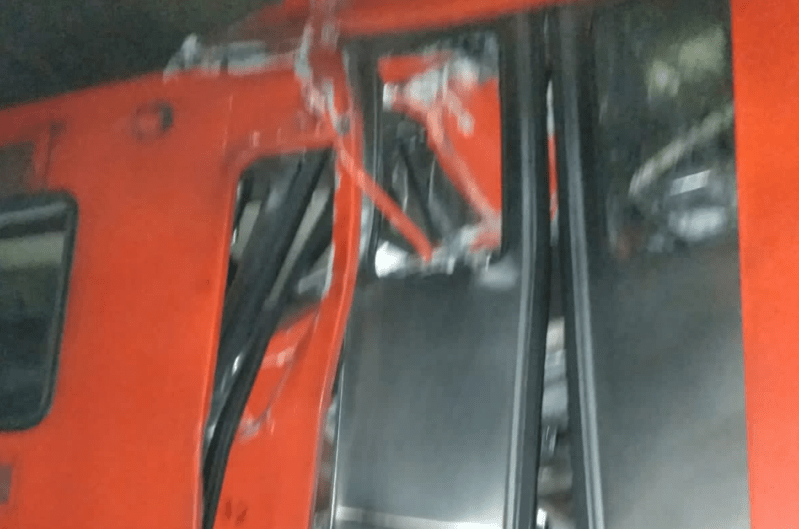Choque entre vagones del Metro en estación La Raza de la Línea 3. Foto de Jorge Becerril