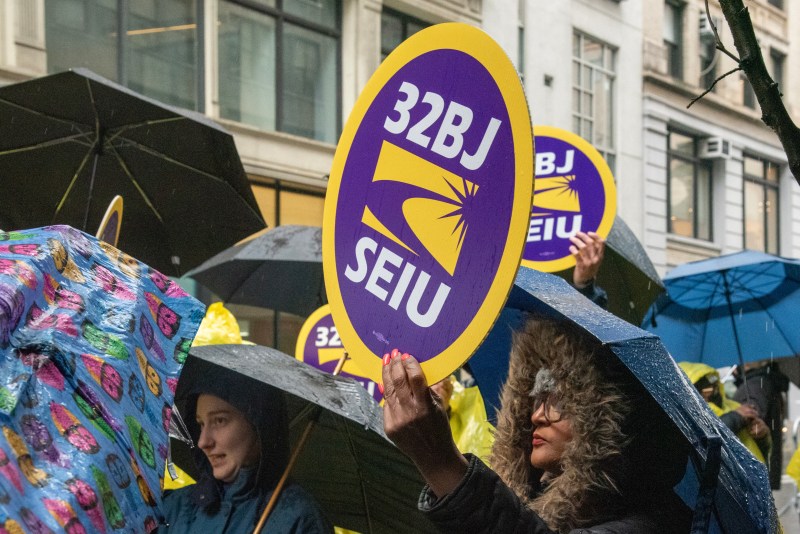 Conserjes protestan delante de Twitter para que los recontraten - protestas-ny2-1024x684