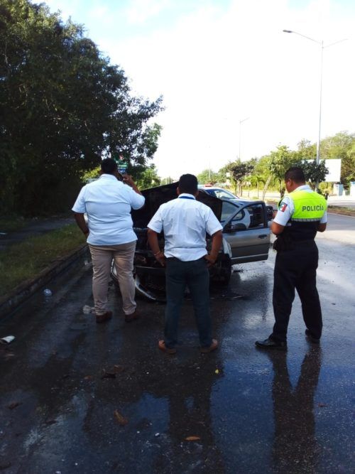 Corto circuito provoca incendio de auto en la 125 de Playa del Carmen