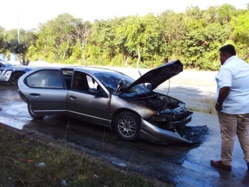 Corto circuito provoca incendio de auto en la 125 de Playa del Carmen