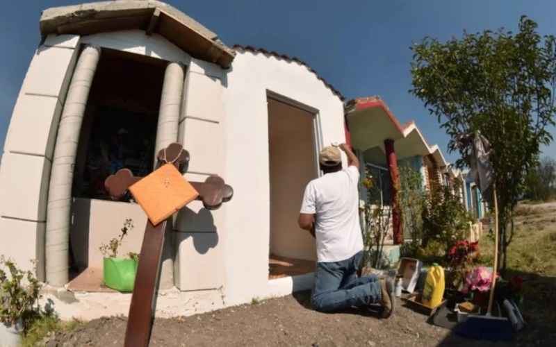 En el abandono, memorial y familias de víctimas de Tlahuelilpan a 4 años de la explosión - jesus-contreras-da-mantenimiento-a-capilla-de-sus-hijos-en-zona-cero-de-la-explosion-en-tlahuelilpan