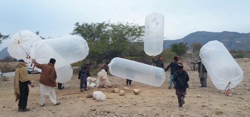 Gas natural en bolsas de plástico, una "bomba" para poder cocinar en Pakistán - gas-natural-en-bolsas-de-plastico-una-bomba-para-poder-cocinar-en-pakistan-1024x479