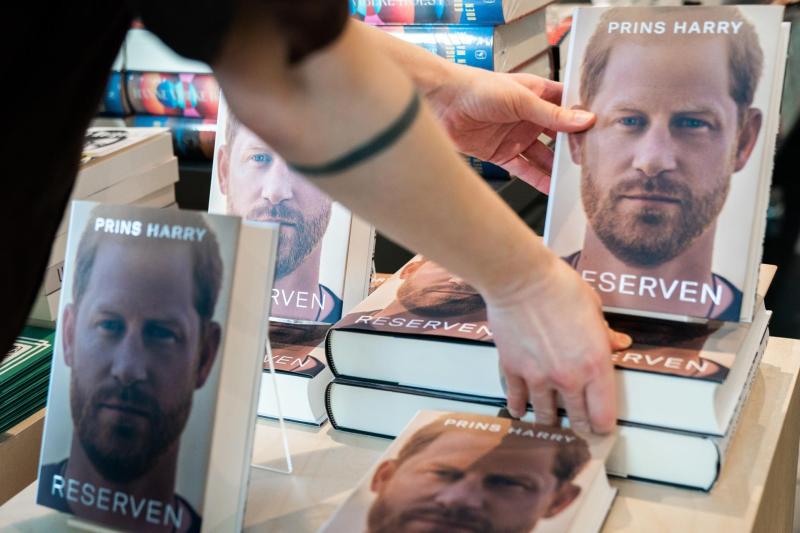 La biografía del príncipe Harry llega a las librerías - venta-del-libro-de-memorias-del-principe-harry-1024x683
