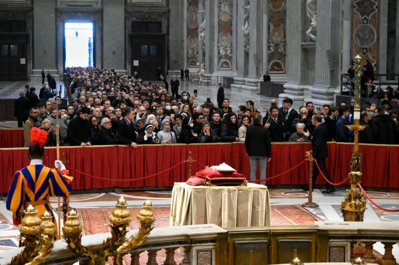 Miles de fieles despiden a Benedicto XVI en la basílica de San Pedro - fieles-dan-ultimo-adios-a-benedicto-xvi-1024x683