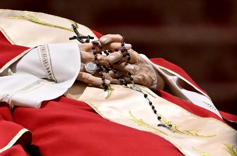 Miles de fieles despiden a Benedicto XVI en la basílica de San Pedro - cuerpo-de-benedicto-xvi-1-1024x673