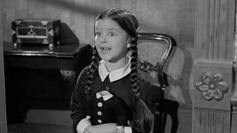 Murió Lisa Loring, la primera actriz que dio vida a la mítica 'Merlina' - merlina-addams