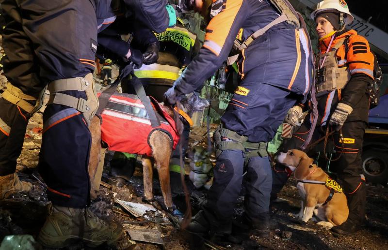 Oleada de ataques rusos en Ucrania deja 26 muertos y 81 heridos - busqueda-de-victimas-en-dnipro-tras-ataque-ruso-1024x661