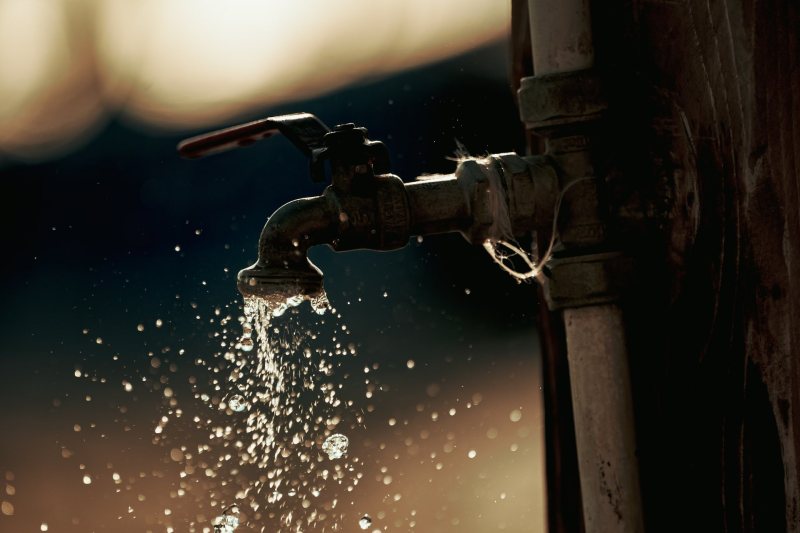 ONU advierte de "amenaza oculta" que afecta a embalses en todo el mundo - agua-grifo-1024x683