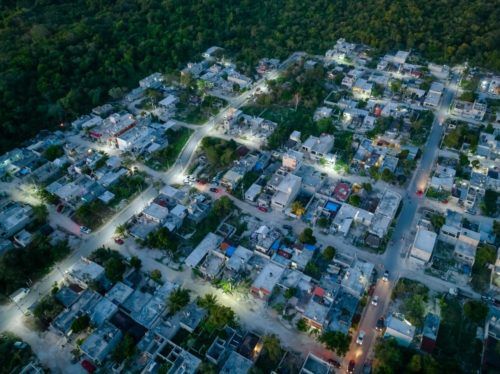 Marciano Dzul y empresarios de Tulum entregan obras de pavimentación en Akumal
