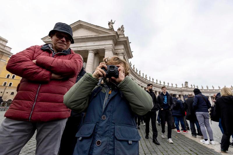 Una multitud silenciosa para despedir a Benedicto XVI - fila-en-el-vaticano-para-dar-ultimo-adios-a-benedicto-xvi-1024x683