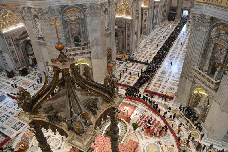 Una multitud silenciosa para despedir a Benedicto XVI - ultimo-adios-a-benedicto-xvi-1024x683