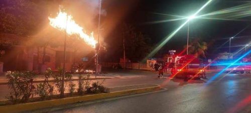 Sofocan incendio de una palapa en el Centro de Playa del Carmen