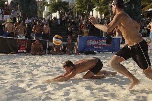 Arranca torneo de volibol playero en la playa Fundadores