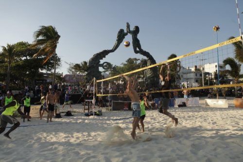 Arranca torneo de volibol playero en la playa Fundadores