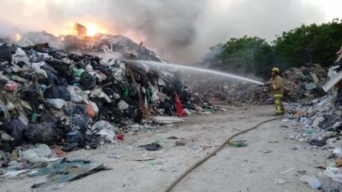 DAÑO AMBIENTAL SIN ESCRÚPULOS  Arde el basurero de la Isla de Holbox; presumen que fue provocado