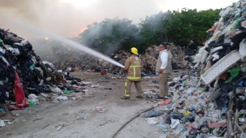 Después de 36 horas "controlan" el incendio en basurero de Holbox