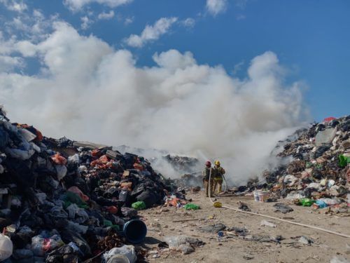 Después de 36 horas "controlan" el incendio en basurero de Holbox