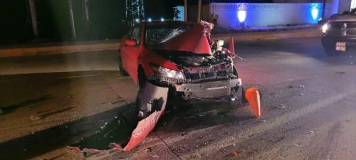 Desbarata su auto deportivo al chocar contra una camioneta