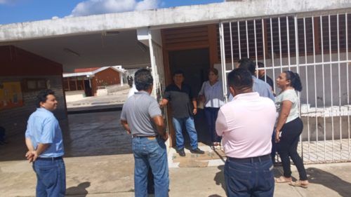 ESTUDIAN CON SILLAS ROTAS Piden al Gobierno de Quintana Roo de una “vueltecita” por escuelas de Kantunilkín