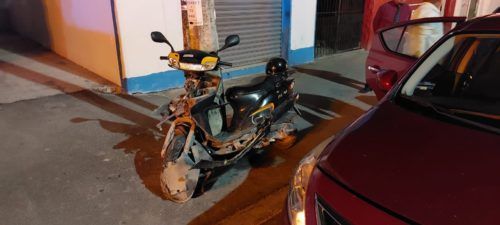 Imprudente conductor avienta a motociclista y lo manda al hospital