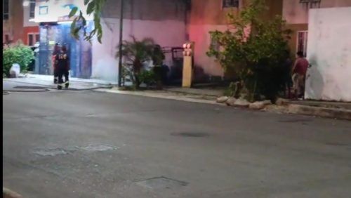 Incendian pirómanos un mototaxi en Villas del Sol