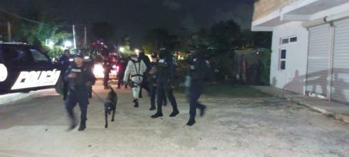 Malandros de agarran a balazos en In House; huyen al llegar la policía