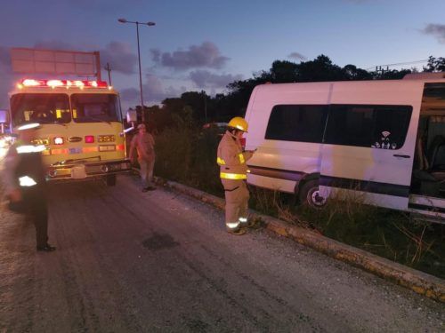 Siete lesionados deja choque de van turística contra un autobús en la carretera 307