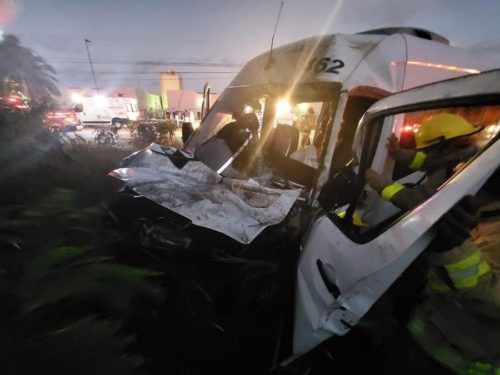 Siete lesionados deja choque de van turística contra un autobús en la carretera 307