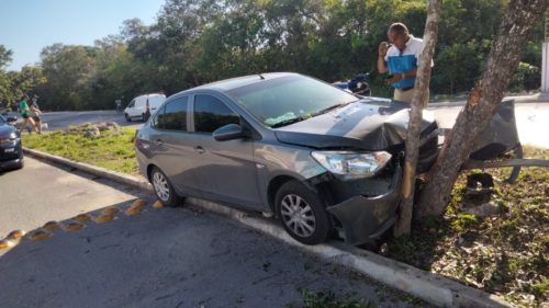 Frena con el árbol la carrera loca de imprudente automovilista