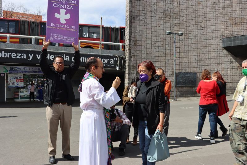 Católicos en México viven un Miércoles de Ceniza más libre tras COVID-19. Foto de Twitter @ArquidiocesisMx