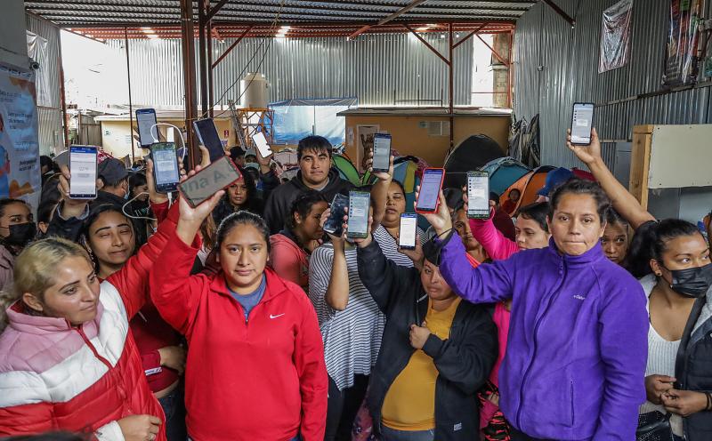 Fallas en aplicación complican solicitudes a migrantes en frontera con EE.UU. - migrantes-que-experimentan-fallas-con-la-app-cbp-one-1024x635