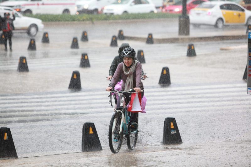 Prevén lluvias intensas en siete estados del país debido a varios sistemas. Foto de EFE