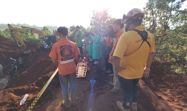 Rescatan con vida a bebé de 19 meses tras caer en a pozo de 10 metros. Foto de @KhaosodEnglish