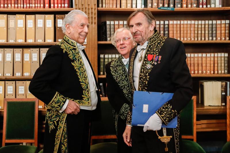 Vargas Llosa, nuevo miembro de la Academia Francesa - vargas-llosa-junto-a-nuevos-miembros-de-la-academia-francesa-1024x683