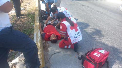 Alocado moto repartidor derrapa por el exceso de velocidad y falta de pericia