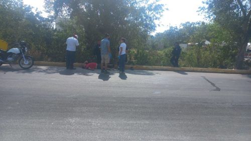 Alocado moto repartidor derrapa por el exceso de velocidad y falta de pericia