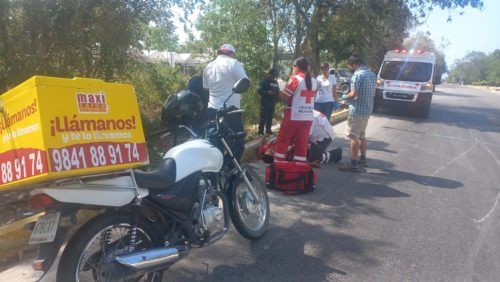 Alocado moto repartidor derrapa por el exceso de velocidad y falta de pericia