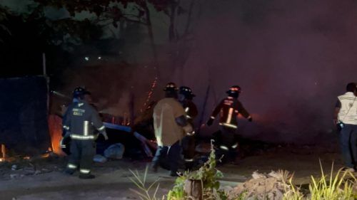 CUATRO FAMILIAS SE QUEDAN SIN HOGAR  Se registra un fuerte incendio de palapas en la Colonia Nueva Esperanza