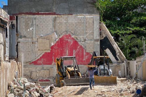 Descartan víctimas en desplome de construcción en la Quinta Avenida