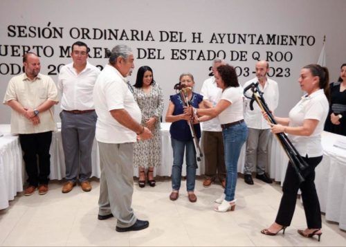El Club Rotario de Puerto Morelos dona sillas de ruedas y bastones