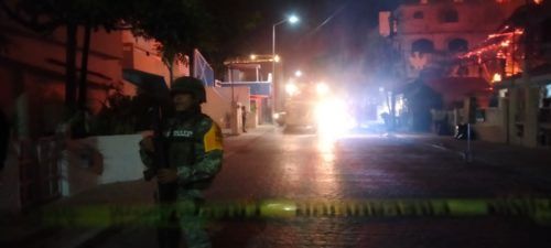 Evacuan hotel en Puertos Morelos por incendio de una palapa