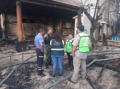 Evacuan hotel en Puertos Morelos por incendio de una palapa