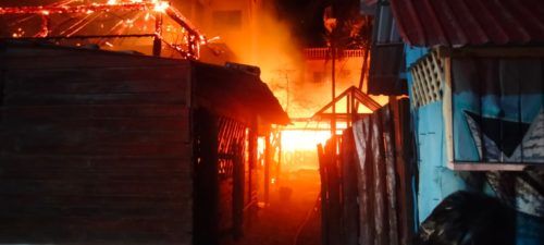 Evacuan hotel en Puertos Morelos por incendio de una palapa