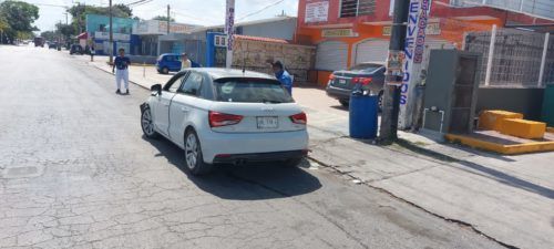 Imprudente taxista manda al hospital a un automovilista