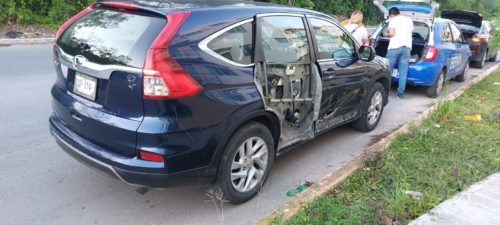 Le arranca la puerta del auto del golpazo al pasarse un alto