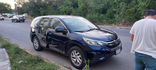 Le arranca la puerta del auto del golpazo al pasarse un alto